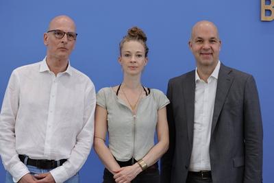 Thomas Wasilewski, B?rgergeldbezieher und Ehrenamtlicher bei Tafel Deutschland e. V., Helena Steinhaus, Gr?nderin Sankti-stock-foto