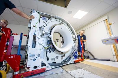 Weltweit erstes Single-Source Photon-Counting CT in der Strahlentherapie wird in Dresden installiert-stock-foto