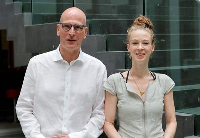 Thomas Wasilewski, B?rgergeldbezieher und Ehrenamtlicher bei Tafel Deutschland e. V., Helena Steinhaus, Gr?nderin Sankti-stock-foto