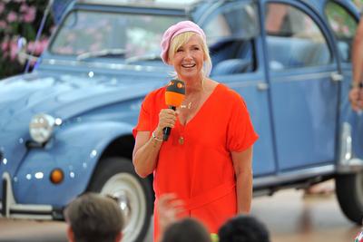 Entertainment Bilder des Tages ZDF - Fernsehgarten. Moderatorin Andrea Kiwi Kiewel w?hrend der ZDF - Unterhaltungsshow F-stock-foto