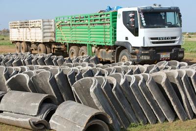 Burferedo, Somali Region, Aethiopien - Gestapelte Beton-Wasserrohre zur Trinkwasserversorgung 14.11.2019, Burferedo, Som-stock-photo