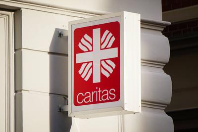 caritas-Logo, Leuchtreklame an einer Hauswand, Anlaufstelle des Wohlfahrtsverbandes, Hilfe f?r Menschen in Not *** Carit-stock-foto