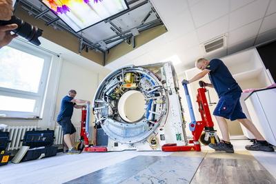 Weltweit erstes Single-Source Photon-Counting CT in der Strahlentherapie wird in Dresden installiert-stock-foto