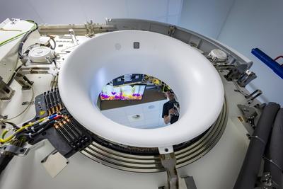 Weltweit erstes Single-Source Photon-Counting CT in der Strahlentherapie wird in Dresden installiert-stock-foto