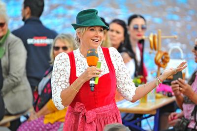ZDF - Fernsehgarten. Moderatorin Andrea Kiwi Kiewel w?hrend der ZDF - Unterhaltungsshow Fernsehgarten am 29.09.2024 in M-stock-foto