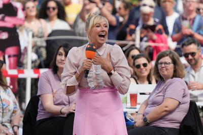Entertainment Bilder des Tages ZDF - Fernsehgarten. Moderatorin Andrea Kiwi Kiewel in der Unterhaltungsshow ZDF Fernsehg-stock-foto