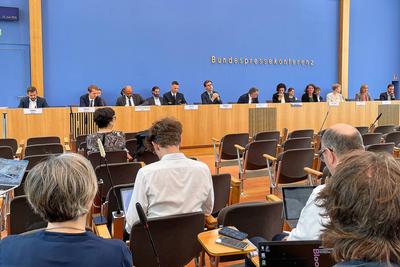 Berlin, Deutschland, 23.06.2025: Bundespressekonferenz: Regierungspressekonferenz: L-R unter anderem: Sebastian G?lde (B-stock-foto