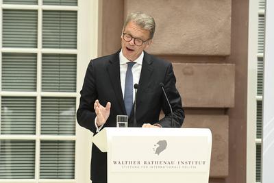 Bill Gates bei der Ehrung mit dem Rathenau Preis in Berlin-stock-photo