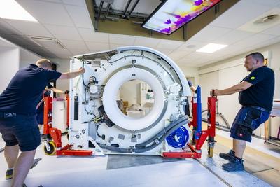 Weltweit erstes Single-Source Photon-Counting CT in der Strahlentherapie wird in Dresden installiert-stock-foto