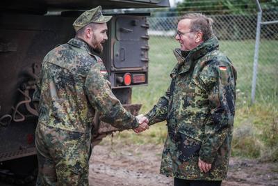 Deutschland, Europa Bundesverteidigungsminister Boris Pistorius trifft Soldaten der Bundeswehr w?hrend einer ?bung im Ge-stock-foto