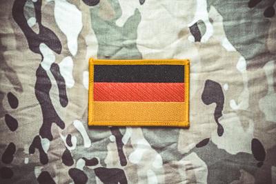 Deutschlandfahne auf Milit?rkleidung, Symbolfoto Wehrdienst und Wehrpflicht *** German flag on military clothing, symbol-stock-foto