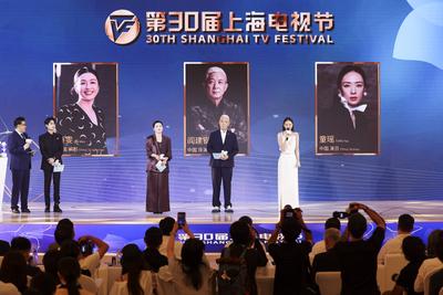 SHANGHAI, CHINA - JUNE 23: (L2-R) Actor/singer Tan Jianci, scriptwriter Qin Wen, director Yan Jiangang and actress Tanya-stock-foto