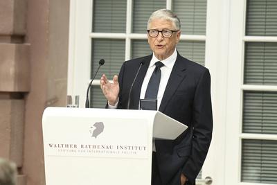 Bill Gates bei der Ehrung mit dem Rathenau Preis in Berlin-stock-photo