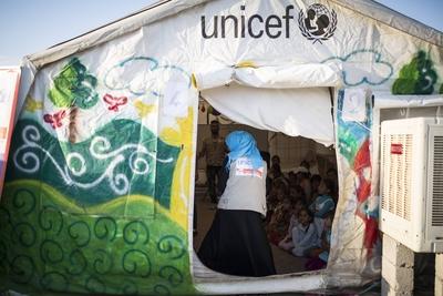 Blick in ein bunt bemaltes Unicef Zelt in dem Kinder sitzen Fluechtlingsunterkunft Hasansham U3 na-stock-foto