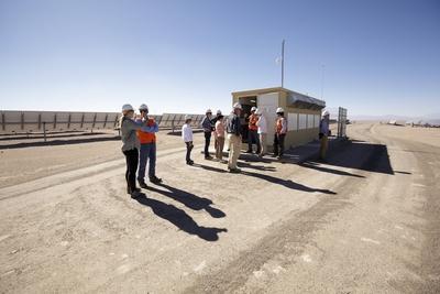 Besuch einer Delegation der GIZ auf dem Solarfeld Planta Solar Jama Ex Planta Solar San Pedro II-stock-foto