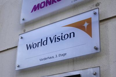 Schild von World Vision Schild von World Vision, 29.08.2020, Mitte, Berlin, An einem Hauseingang befindet sich das Unter-stock-foto