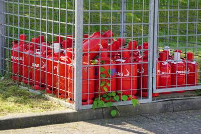 Fl?ssiggas, rote Gasflaschen der Firma PROGAS hinter einem Sicherheitsgitter *** Liquid gas, red Gas cylinders the Compa-stock-foto