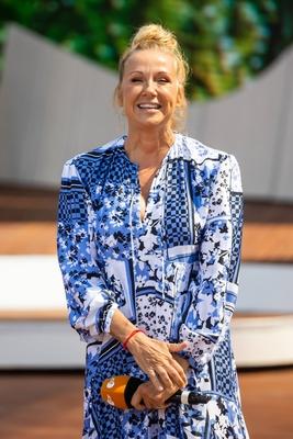 ZDF Fernsehgarten, 24.07.2022 Andrea Kiewel, ZDF Fernsehgarten, 24.07.2022 *** ZDF TV Garden, 24 07 2022 Andrea Kiewel,-stock-foto