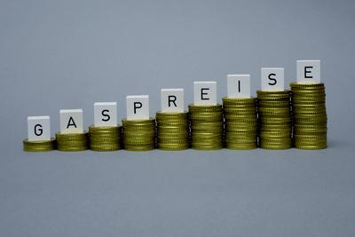 Geldstapel und Gaspreise Geldstapel und Gaspreise, 24.10.2020, Borkwalde, Brandenburg, Auf Geldstapeln steht das Wort G-stock-foto