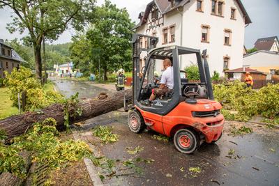 Unwetter ?ber Einsiedel sorgt f?r zahlreiche Sturmsch?den / Feuerwehr im Gro?einsatz / Sch?den an Bahnstrecke und Gynasium Einsiedel-stock-foto