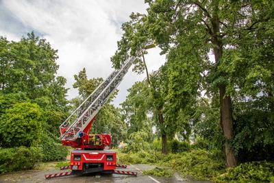 Unwetter ?ber Einsiedel sorgt f?r zahlreiche Sturmsch?den / Feuerwehr im Gro?einsatz / Sch?den an Bahnstrecke und Gynasium Einsiedel-stock-foto