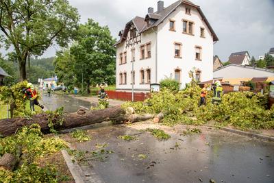 Unwetter ?ber Einsiedel sorgt f?r zahlreiche Sturmsch?den / Feuerwehr im Gro?einsatz / Sch?den an Bahnstrecke und Gynasium Einsiedel-stock-foto