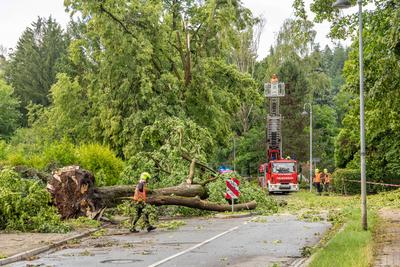 Unwetter ?ber Einsiedel sorgt f?r zahlreiche Sturmsch?den / Feuerwehr im Gro?einsatz / Sch?den an Bahnstrecke und Gynasium Einsiedel-stock-foto