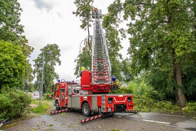 Unwetter ?ber Einsiedel sorgt f?r zahlreiche Sturmsch?den / Feuerwehr im Gro?einsatz / Sch?den an Bahnstrecke und Gynasium Einsiedel-stock-foto