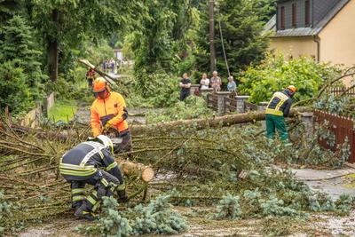 Unwetter ?ber Einsiedel sorgt f?r zahlreiche Sturmsch?den / Feuerwehr im Gro?einsatz / Sch?den an Bahnstrecke und Gynasium Einsiedel-stock-photo