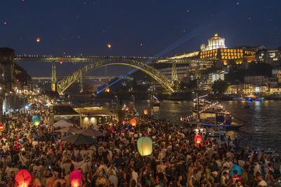 N?chtliches Porto im Lichterglanz: W?hrend des traditionellen Sao Joao Fests verwandelt sich die Stadt in ein farbenfrohes Meer aus Lampions, Feuerwerk und fr?hlichen Menschen ? ein lebendiges Zeugnis portugiesischer Festkultur. *** Porto at night in a blaze of light: during the traditional Sao Joao festival, the city is transformed into a colourful sea of lanterns, fireworks and cheerful people - a living testimony to Portuguese festival culture.-stock-foto