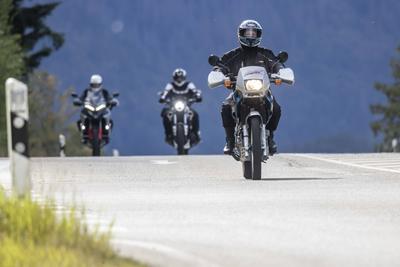 Motorradfahrer im Schwarzwald, Titisee-Neustadt. // 15.09.2023, Titisee-Neustadt, Baden-W?rttemberg, Deutschland, Europa-stock-foto