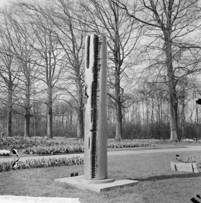 Anefo photo collection. Keukenhof 1964, visual arts, Travelers column Va n Arnaldo Pomodoro. April 20, 1964 Copyright: x-stock-foto