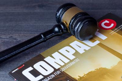 COMPACT MAGAZIN mit Richterhammer. In Leipzig wird beim Bundesverwaltungsgericht ?ber ein Verbot verhandelt. Bundesinnen-stock-foto