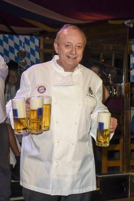 Alfons Schuhbeck mit mass bier zu Gast beim O zapft werd , Promis feiern beim Angermaier trachten Abend, den eigentlichen Wiesn Auftakt in Schuhbecks Carousel am Samstag 18.09.2021 in Muenchen Bayern Deutschland *** Alfons Schuhbeck with Mass Beer to Guest at O taps werd , Celebrities celebrate at Angermaier Costumes Evening, the actual Wiesn Kick-off in Schuhbecks Carousel on Saturday 18 09 2021 in Munich Bavaria Germany-stock-foto