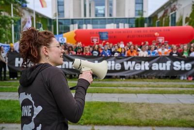 Appell an Bundesregierung: Beispiel bei Entwicklungshilfe setzen-stock-photo