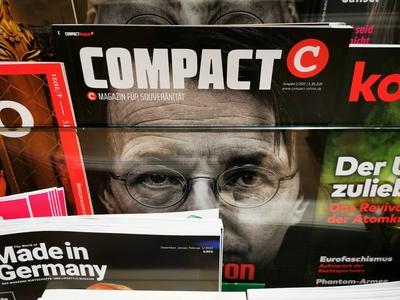 Ein Edeka-Markt in Hamburg-Bergedorf hat in seiner Zeitschriften-Abteilung mit der Auswahl f?r den Tipp der Woche f?r Ve-stock-photo