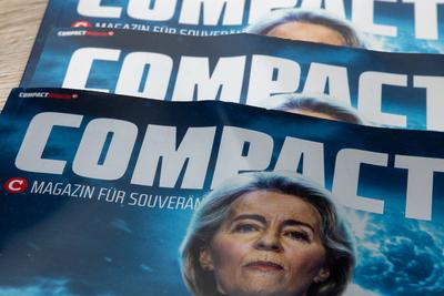 (Fotomontage) Nahaufnahme mehrerer Exemplare vom COMPACT MAGAZIN. In Leipzig wird beim Bundesverwaltungsgericht ?ber ein-stock-foto