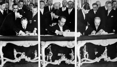 Bildnummer: 55881166  Datum: 01.01.1955  Copyright: imago/United ArchivesBritish Foreign Secretary Harold Macmillian ( left ) French Foreign Minister Antione Pinay ( middle ) and Soviet Foreign Minister V . M . Molotov ( right ) , signing the Austrian State Treaty at the Belvedere Palace , Vienna . 16 May 1955 Mono Negative !AUFNAHMEDATUM GESCH?TZT! kbdig 1955 quer politics politicians diplomats Bildnummer 55881166 Date 01 01 1955 Copyright Imago United Archives British Foreign Secretary Harold MacMillian left French Foreign Ministers Antione Pinay Middle and Soviet Foreign Ministers V M Molotov Right Signing The Austrian State Treaty AT The Belvedere Palace Vienna 16 May 1955 Mono Negative date estimated Kbdig 1955 horizontal POLITICS Politicians Diplomats-stock-photo
