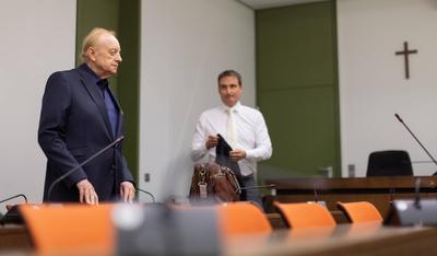 24.06.2025 Alfons Schuhbeck Prozess, angeklagt wegen Subventionsbetrug. Zwei Strafverteidiger Rechts Dr. Norbert Scharf.-stock-foto