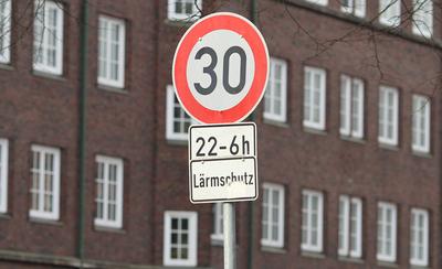 Ein Verkehrsschild weist Verkehrsteilnehmer an der Alsterdorfer Stra?e darauf hin, dass hier aus L?rmschutz-Gr?nden von-stock-foto