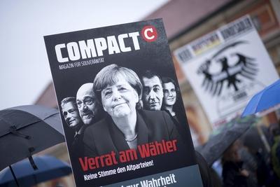 Anti-Merkel Plakat DEU, Deutschland, Germany, Potsdam, 09.09.2017 Mitglieder vom Magazin Compact mit Foto von Bundeskanz-stock-foto