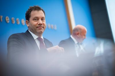 Bundespressekonferenz in Berlin - Vorstellung Entwurf zum Bundeshaushalt 2025 durch Bundesfinanzminister-stock-foto