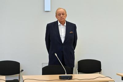 Alfons SCHUHBECK, sichtlich mitgenommen und abgemagert, Prozessauftakt im Strafverfahren gegen Alfons SCHUHBECK wegen St-stock-foto