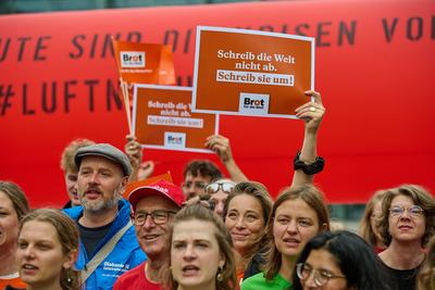 Appell an Bundesregierung: Beispiel bei Entwicklungshilfe setzen-stock-photo