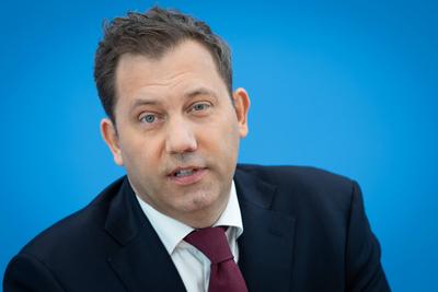 Bundespressekonferenz in Berlin - Vorstellung Entwurf zum Bundeshaushalt 2025 durch Bundesfinanzminister-stock-foto