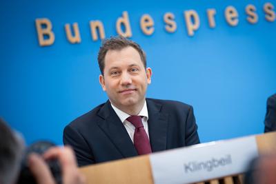 Bundespressekonferenz in Berlin - Vorstellung Entwurf zum Bundeshaushalt 2025 durch Bundesfinanzminister-stock-foto