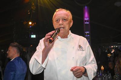 Alfons Schuhbeck Schluss Auftritt Singen Kochjacke zu Gast in der Show von Alfons Schuhbecks Teatro mit dem Programm Moonia im Spiegelzelt am Donnerstag 03.November 2022 in Muenchen Riem Bayern Deutschland *** Alfons Schuhbeck Conclusion Appearance Singing chef s jacket to Guest in the Show from Alfons Schuhbecks Teatro with the Programme Moonia at Mirror tent on Thursday 03 November 2022 in Munich Riem Bavaria Germany-stock-foto
