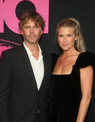 LOS ANGELES, CA - OCTOBER 8: Eric Christian Olsen, Sarah Wright at the 2022 Environmental Media Association Awards Gala-stock-foto