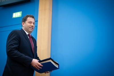 Bundespressekonferenz in Berlin - Vorstellung Entwurf zum Bundeshaushalt 2025 durch Bundesfinanzminister-stock-foto