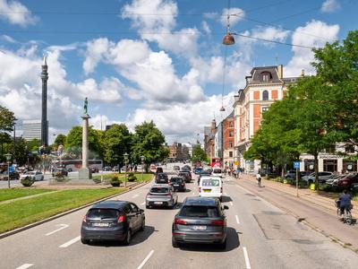 H.C. Andersens Boulevard, Kopenhagen; st?dtische Durchgangsstra?e, Dante-S?ule, Autoverkehr, D?nemark-stock-photo